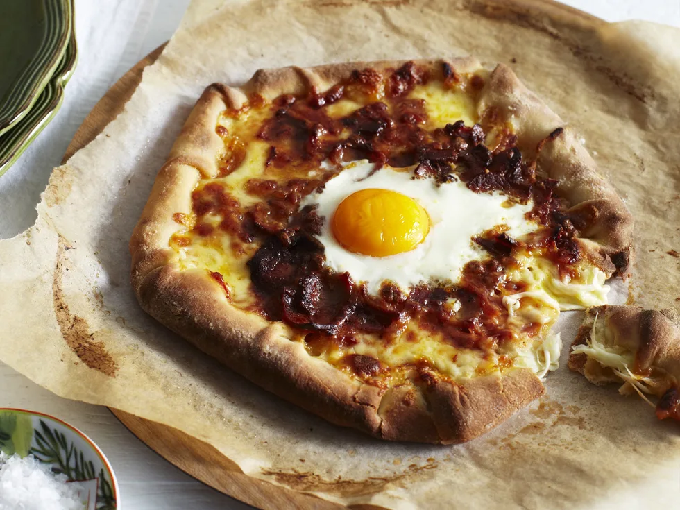 bacon and egg cheesy crust pizzas