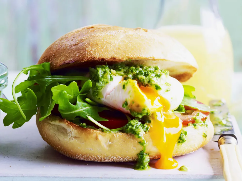 POACHED EGGS IN A ROLL WITH PESTO