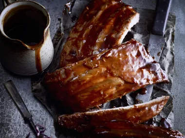 SLOW-COOKERSMOKYSTICKY PORKRIBSWITHCOLESLAW