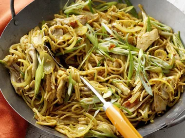 CHICKEN SINGAPORE NOODLES