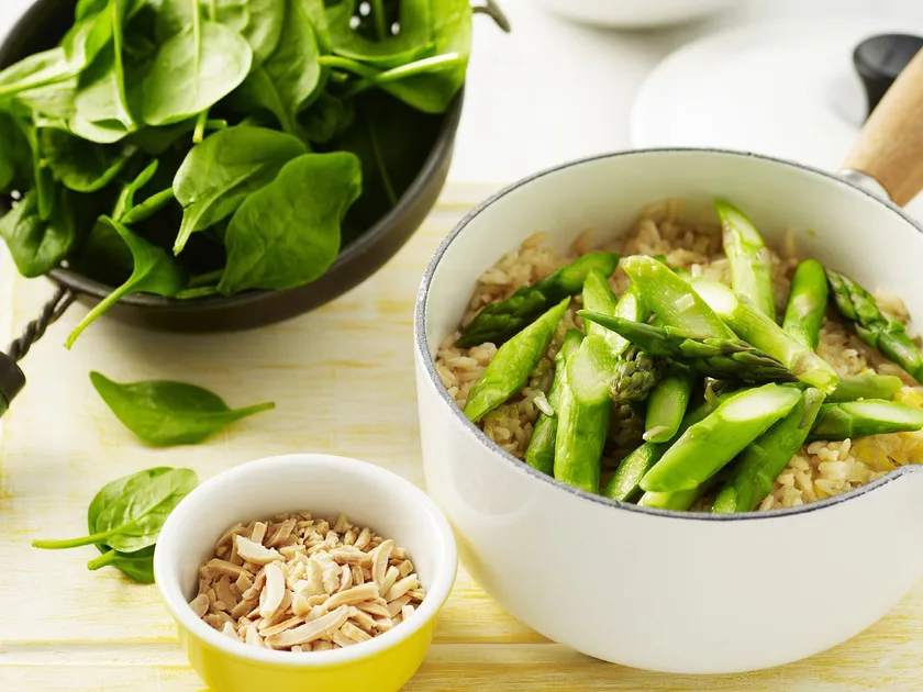 Brown rice with asparagus, spinach and almonds