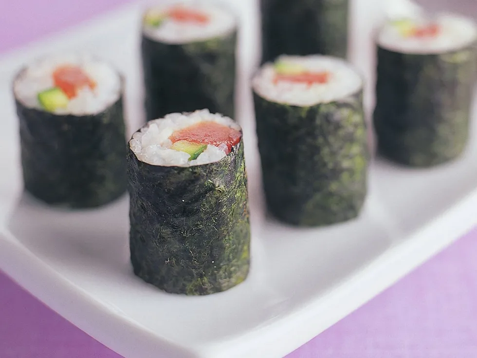tuna and cucumber mini maki