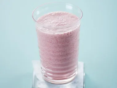almond and berry smoothie
