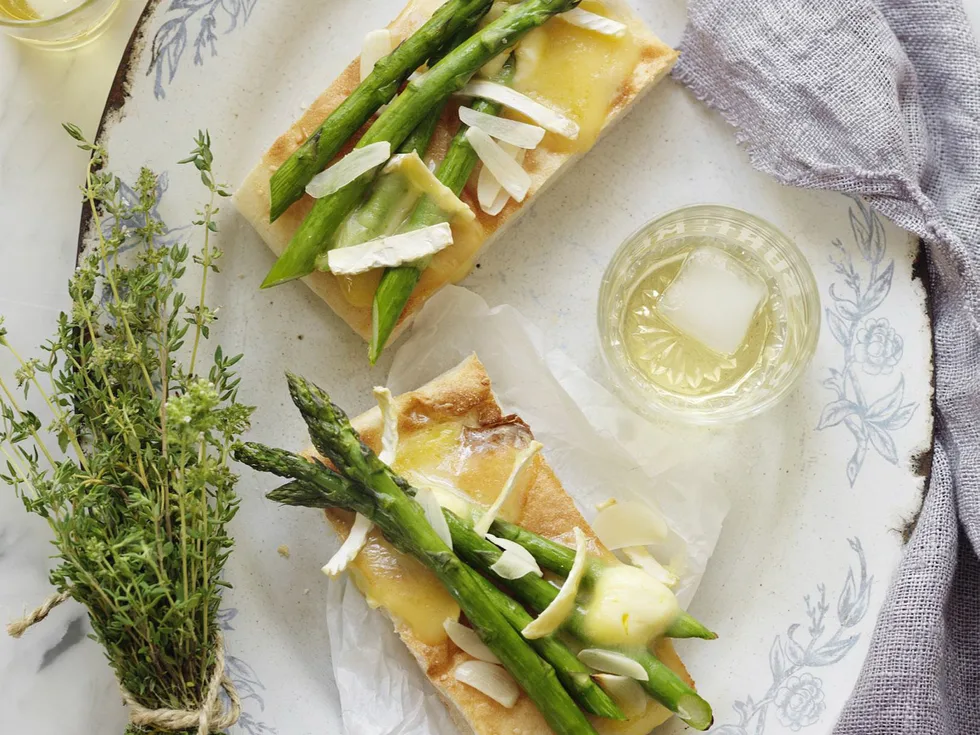Asparagus and brie tartines