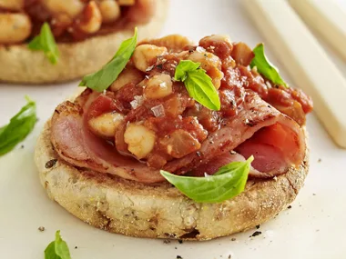 bacon and baked beans on muffins