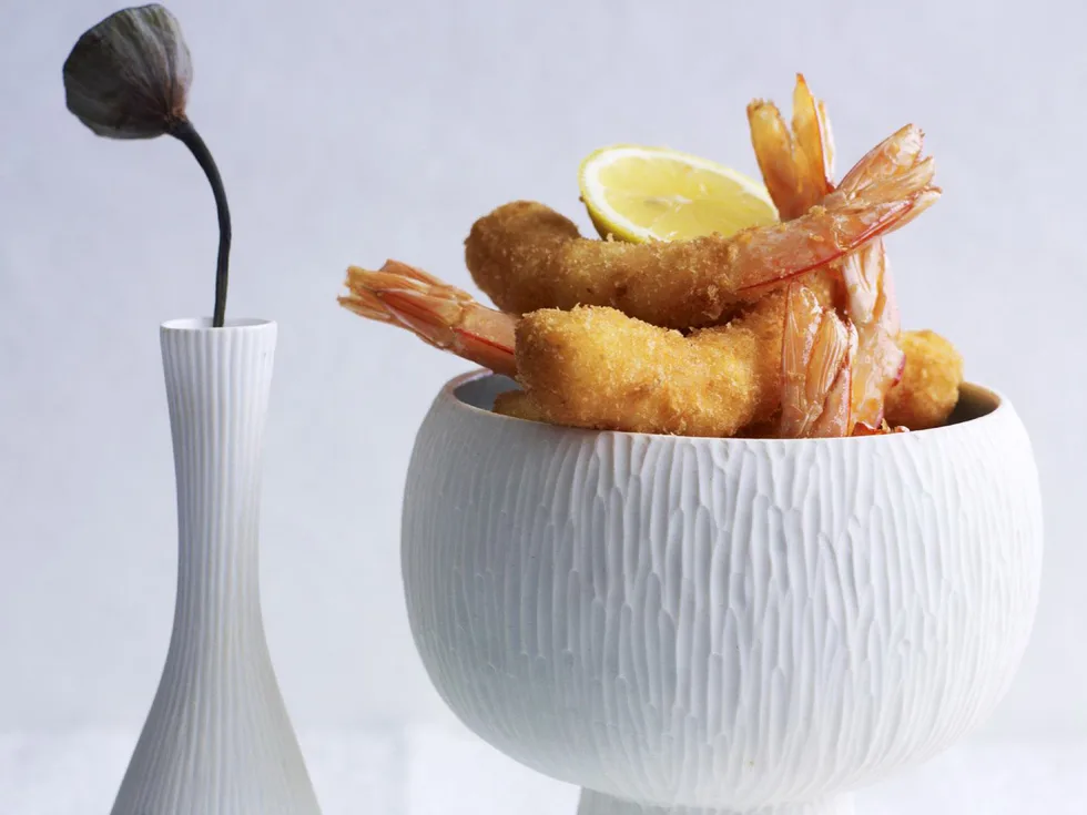 Deep-fried prawns with dipping sauce