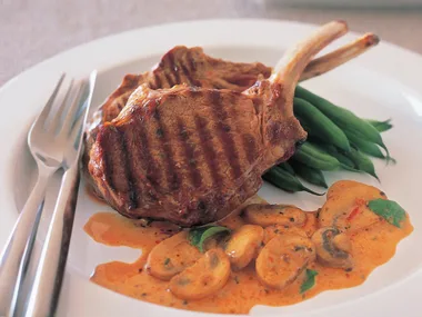 VEAL CUTLETS WITH RED PESTO SAUCE