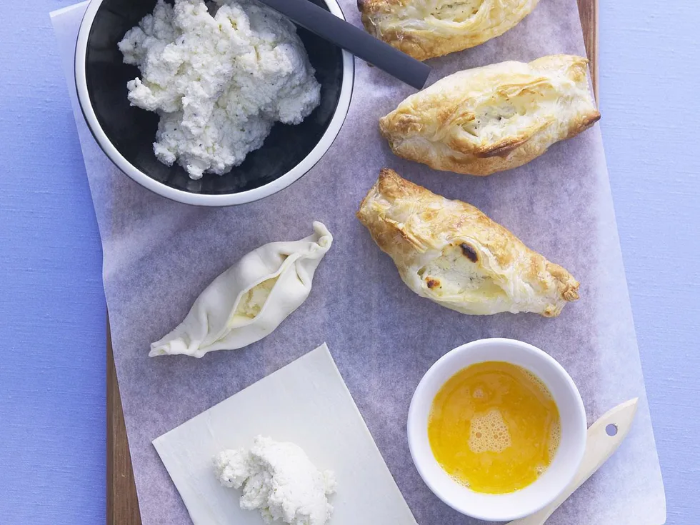 pastizzi tar-rikotta (cheese cakes)