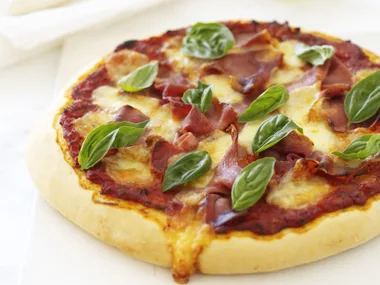 prosciutto and bocconcini pizza
