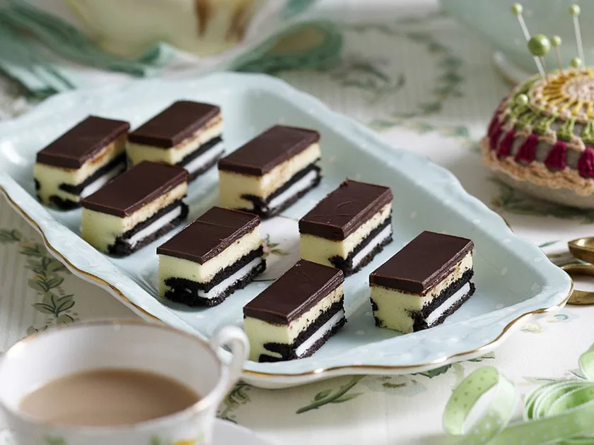 Cookies and cream cheesecake slice
