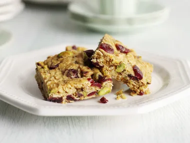 craisin and pistachio muesli slice