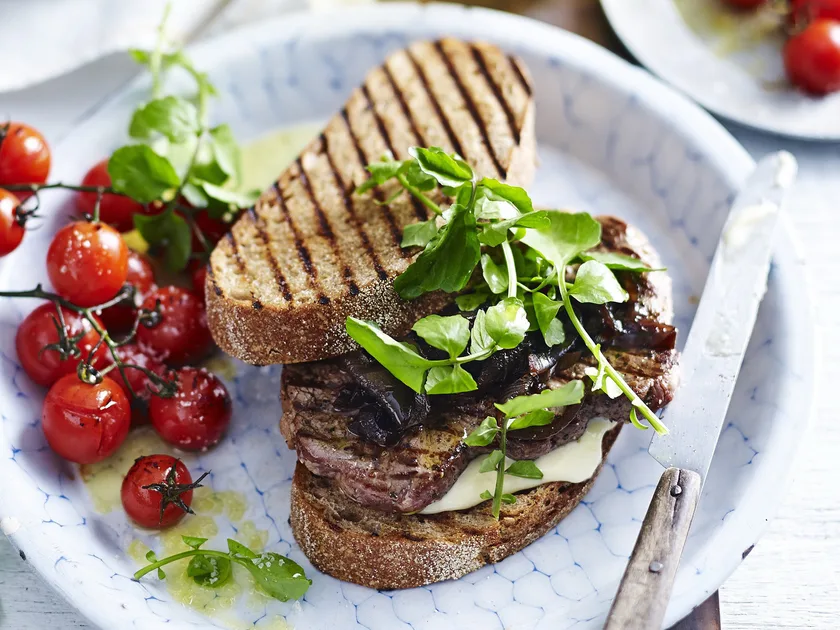 Peppered steak sandwich with grilled tomatoes