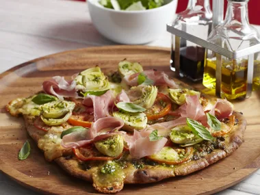 pesto, artichoke and prosciutto pizza