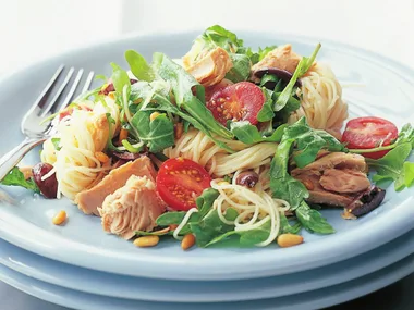 Tuna, olive and rocket pasta