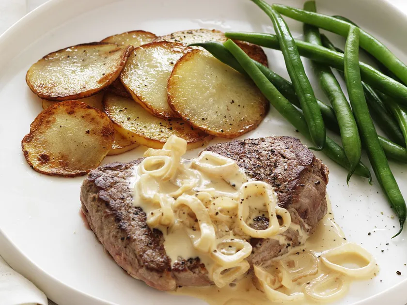 Peppered fillet steaks with creamy bourbon sauce