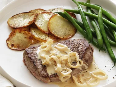 peppered fillet steaks with creamy bourbon sauce