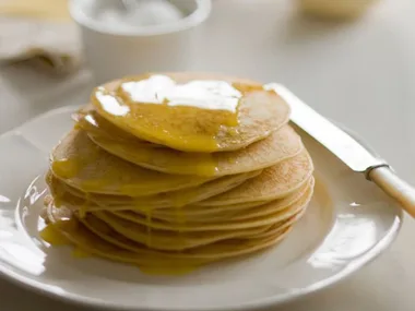 PA N C A K E S W I T H LEMON AND SUGAR