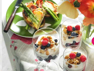 Bagel with avocado, ham & cheese