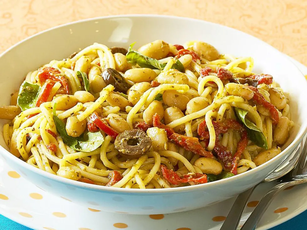 SPAGHETTI WITH CAPSICUM, BEANS AND OLIVES