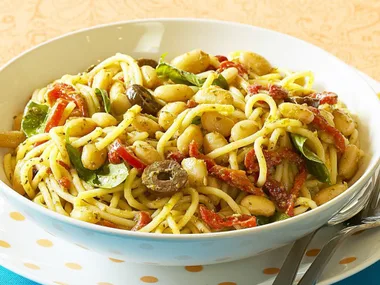 SPAGHETTI WITH CAPSICUM, BEANS AND OLIVES