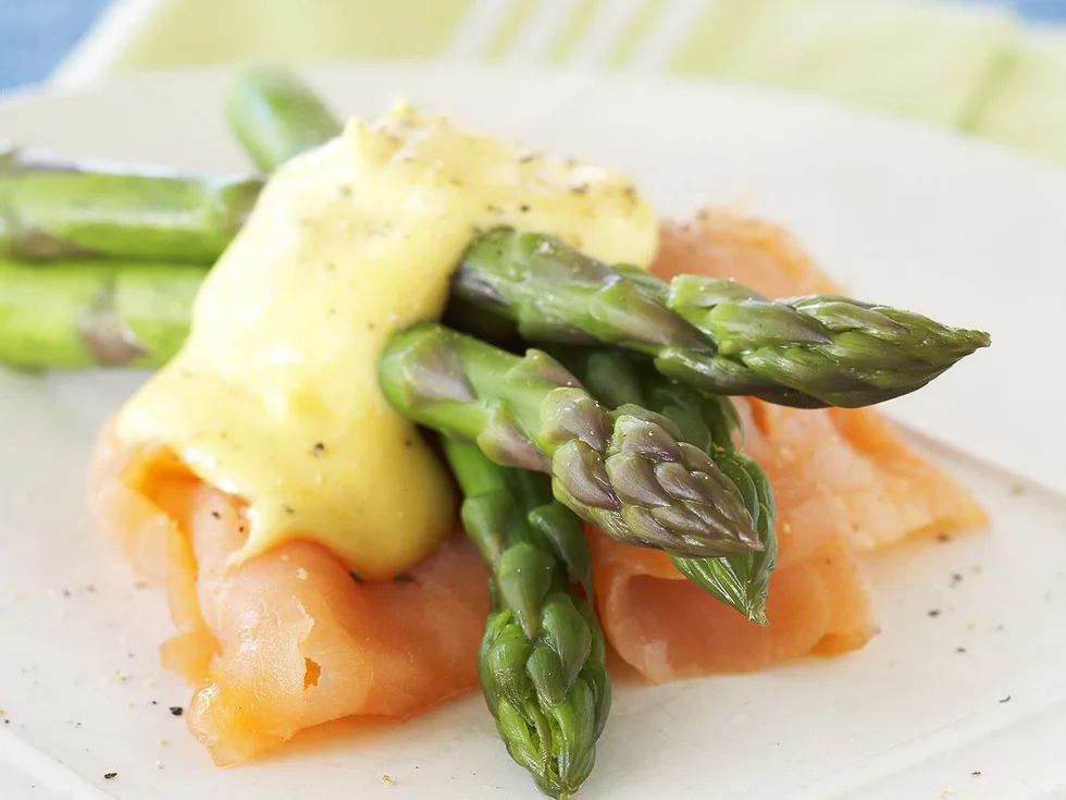 SMOKED SALMON AND ASPARAGUS WITH HOLLANDAISE SAUCE