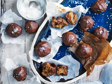 Sugar-free salted date caramels