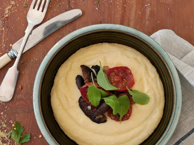 Cheesy polenta with fried mushrooms