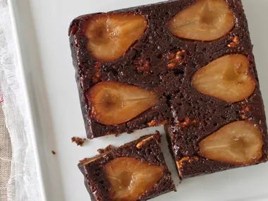 Upside-down gingerbread cake with pears