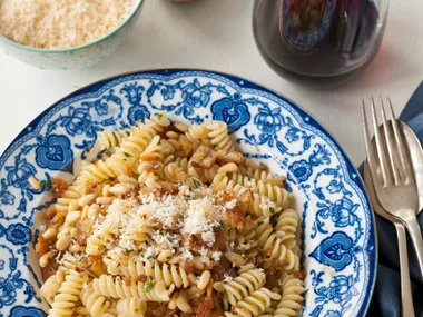 Pasta with crunchy crumb topping