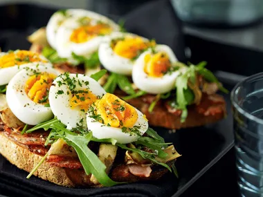 Sizzled artichokes with ham and eggs