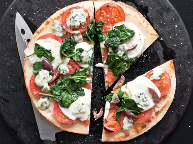 Barbecue-fried pizza with spinach, gorgonzola and olives