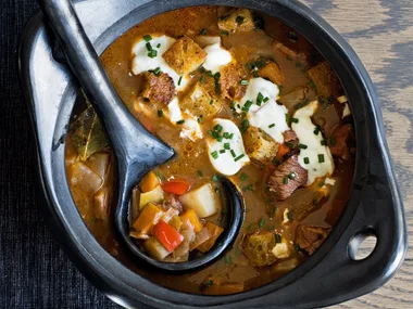Lamb goulash with crunchy croutons