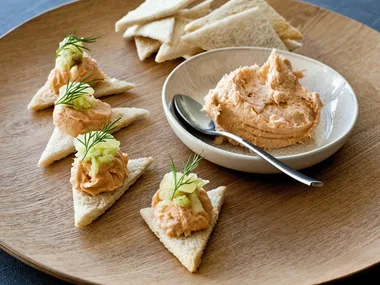 Smoked salmon pâté and apple with Melba toasts