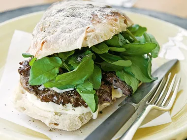 Steak sandwich with horseradish mayo