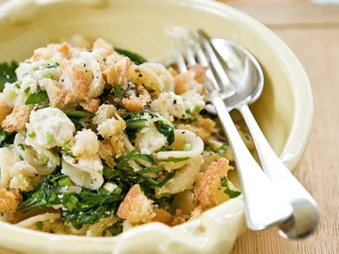 Rocket and feta pasta with garlic crumbs