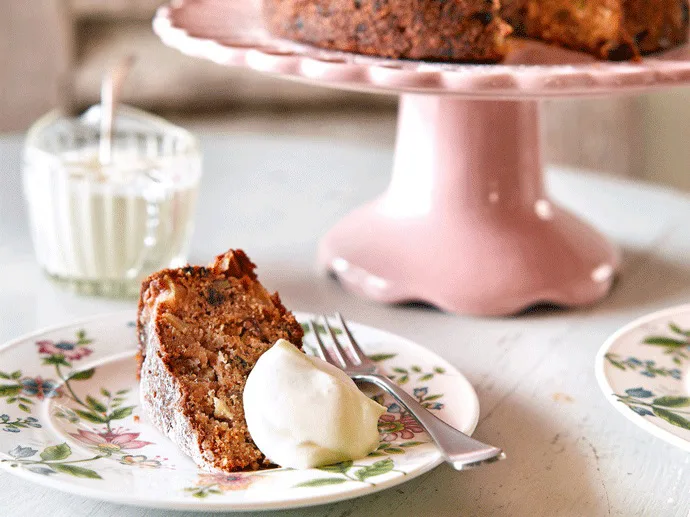 Apple and sultana spice cake