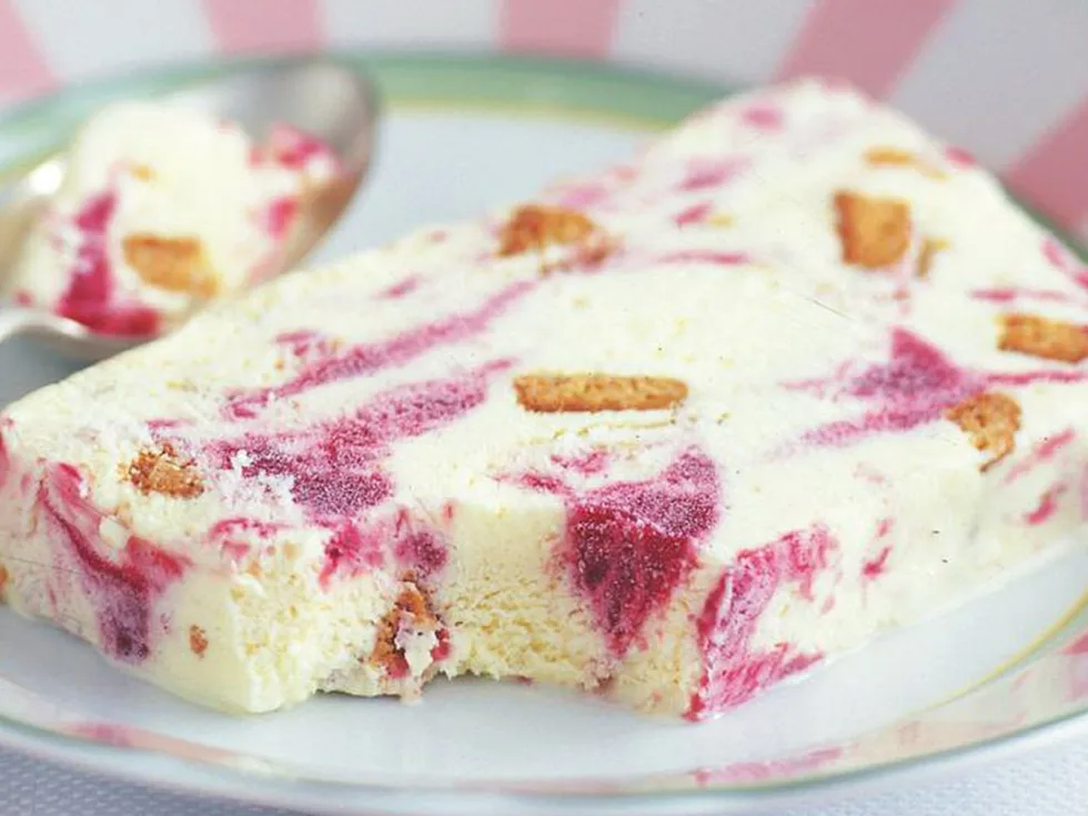 Rhubarb crumble ice-cream