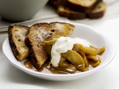 Cinnamon toast with caramelised apples