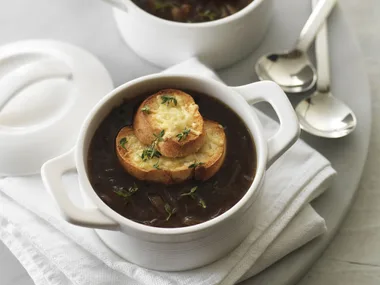 French onion soup (Soupe &agrave; l'oignon)