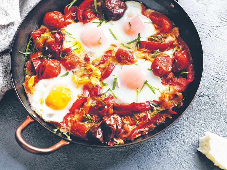 Baked eggs with capsicum and tomato