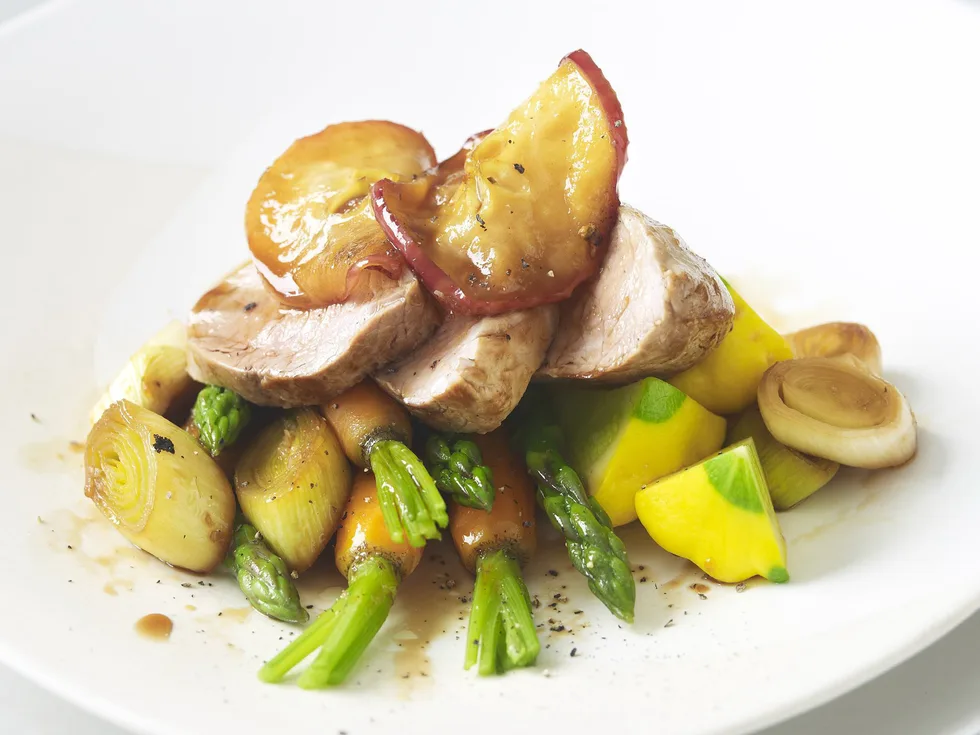 Pork fillet with apple and leek