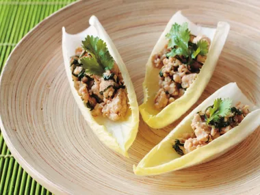 Spicy chicken salad in witlof