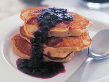 Strawberry hotcakes with blueberry sauce