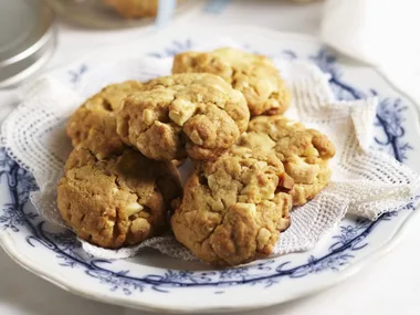 White chocolate and macadamia cookies