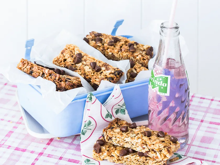 Apricot chop-chip muesli bars