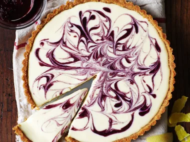 berry coulis cheese tart