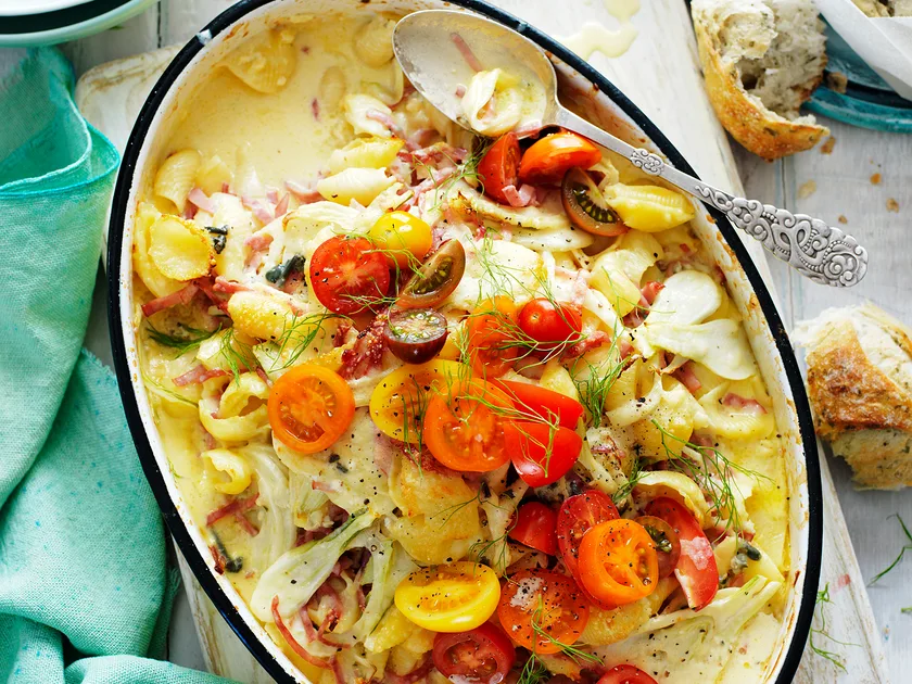 Baked pasta with ham, blue cheese and fennel