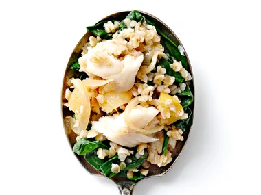 Burghul pilaf with spiced fish
