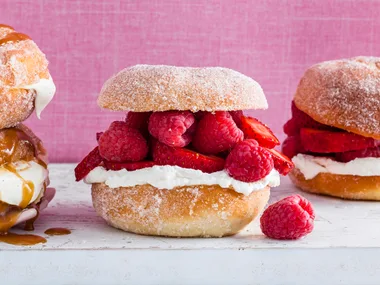 Baked cinnamon and ricotta doughnuts