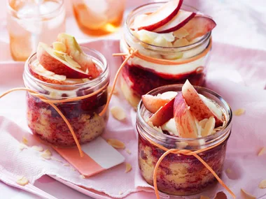 Peach melba cakes